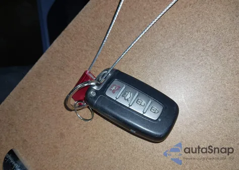 2013 Hyundai Sonata Hybrid z USA, uszkodzony, nr VIN KMHEC4A4XDA083373